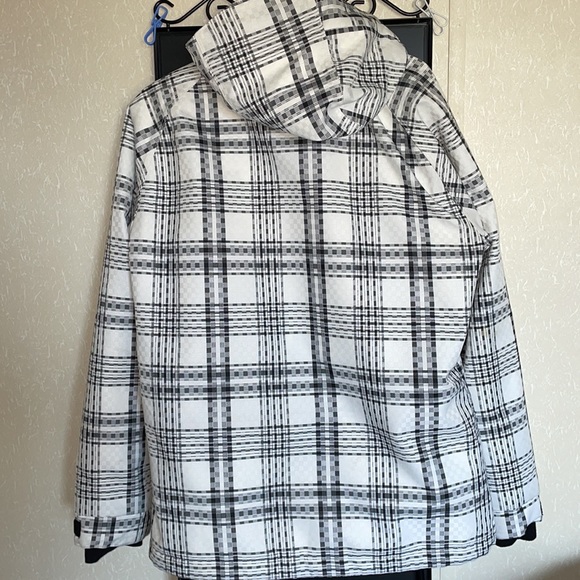 Powder Room Snowboarding Jacket - Picture 4 of 8